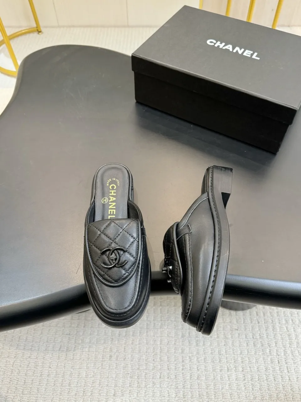 👟👟Ex-factory price 480👟👟 Xiaoxiang official website synchronizes the high version of CHANEL 2025 Chanel top buckle open-heeled shoes. The must-have hot style for early spring, the goddess series, has the elegant and ladylike temperament of Xiangjia, super attractive, irresistible, and heart-warming... ▪️The upper is imported sheepskin ▪️The lining is imported sheep lining (the same as the original version) ▪️Original model open version, genuine leather outsole🇮🇹 ▪️Standard size 35- 41 42 Customized, non-returnable